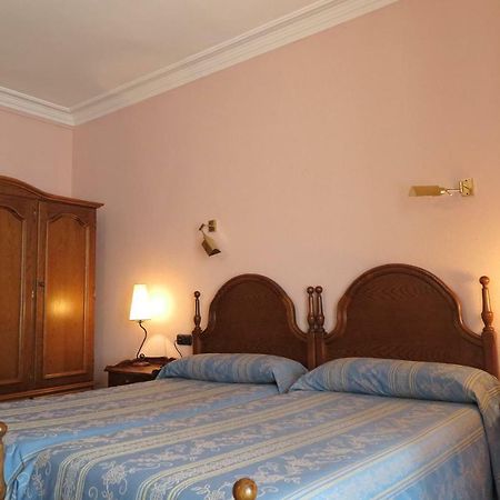 קומיאס Hostal Esmeralda מראה חיצוני תמונה