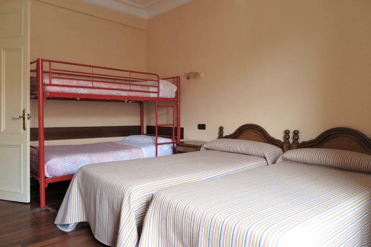 קומיאס Hostal Esmeralda מראה חיצוני תמונה