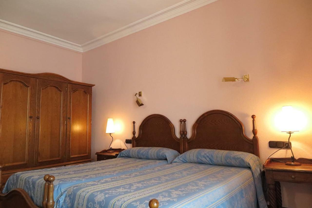 קומיאס Hostal Esmeralda מראה חיצוני תמונה