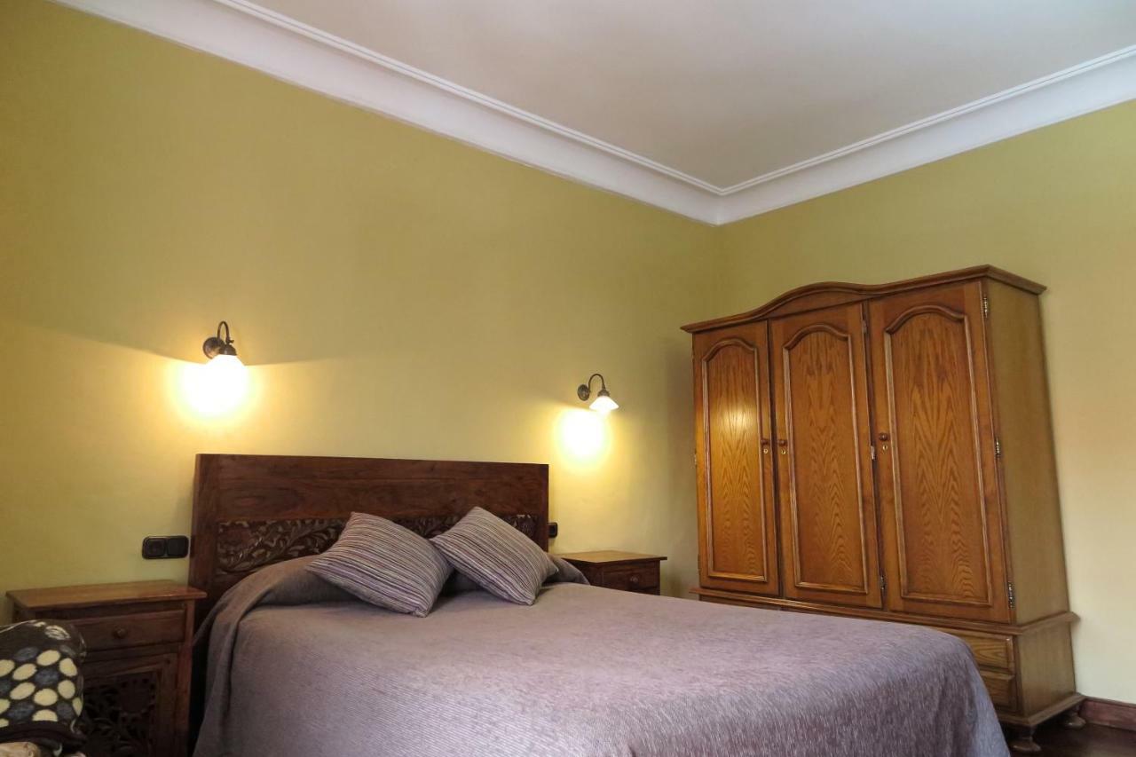 קומיאס Hostal Esmeralda מראה חיצוני תמונה